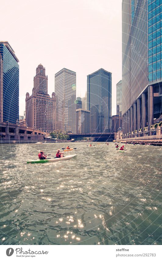 down town Wolkenloser Himmel Schönes Wetter Fluss Chicago Fluß USA Stadt Stadtzentrum Skyline Hochhaus ästhetisch außergewöhnlich Paddeln Kanu Freude