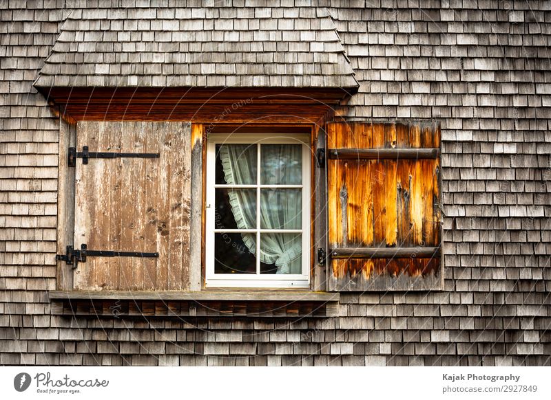 Fenster zur Welt? Dorf Einfamilienhaus Hütte Architektur Fassade Holz alt braun Schweiz Kanton Appenzell Farbfoto Außenaufnahme Menschenleer Zentralperspektive