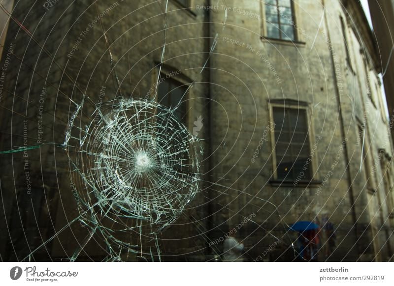 Loch Kleinstadt Stadtzentrum Altstadt Haus Mauer Wand Fassade Fenster Dach gefährlich Wut Ärger gereizt Feindseligkeit Rache Aggression Gewalt Hass Fachwerkhaus