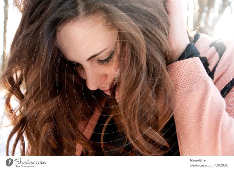 It's time. Mensch Junge Frau Jugendliche Leben 1 18-30 Jahre Erwachsene Mode Jacke Haare & Frisuren brünett Locken Freundlichkeit Fröhlichkeit frisch Glück hell