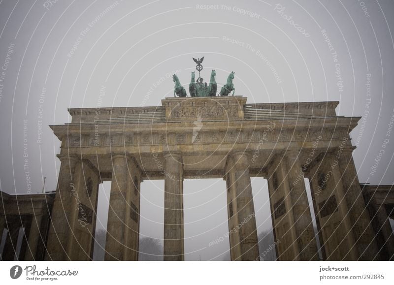 Schneetreiben am Brandenburger Tor Weltkulturerbe Himmel Winter schlechtes Wetter Frost Schneefall Berlin-Mitte Hauptstadt Stadtzentrum Sehenswürdigkeit