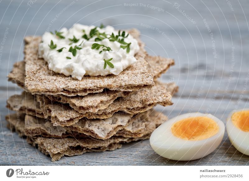 Knäckebrot mit Hüttenkäse hardbread Käse Frischkäse Brot Rettich braun weiß Gemüse Vegetarier frisch Wachtel Ei Wachtelei Blitzlichtaufnahme Studioaufnahme