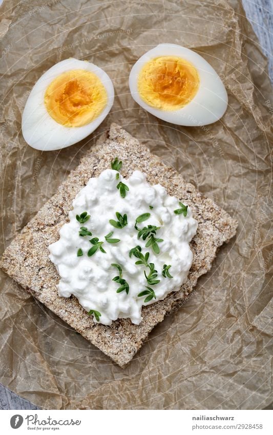 Knäckebrot mit Frischkäse Lebensmittel Käse Milcherzeugnisse Teigwaren Backwaren Kräuter & Gewürze Ei Perlhuhnei Brot Ernährung Frühstück Bioprodukte