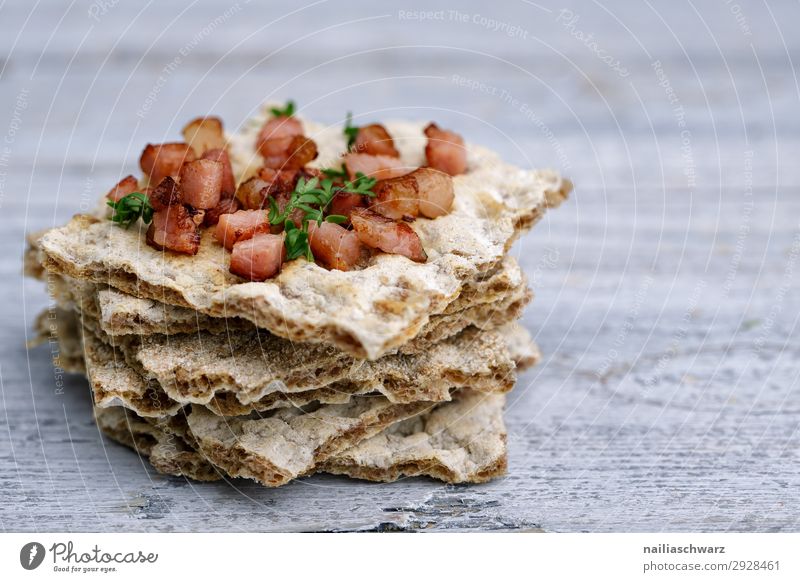 Knäckebrot mit Speckwürfel Stichwörter Lebensmittel Korn Teigwaren Backwaren Kräuter & Gewürze Brot Ernährung Frühstück Mittagessen Holztisch Gesunde Ernährung