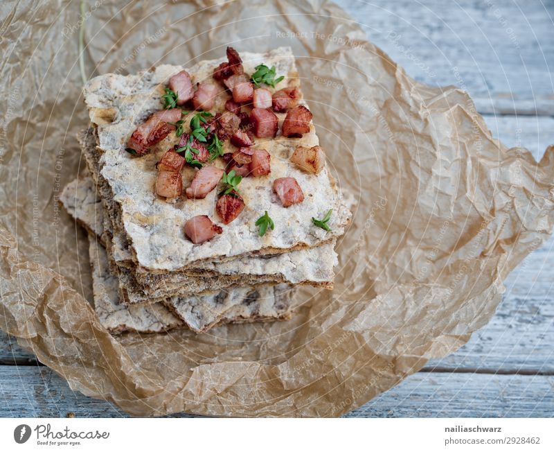 Knäckebrot mit Speckstückchen Speckstücke gewürfelt hardbread gebraten rustikal frisches Brot braun weiß Kresse Gartenkresse Blitzlichtaufnahme Studioaufnahme