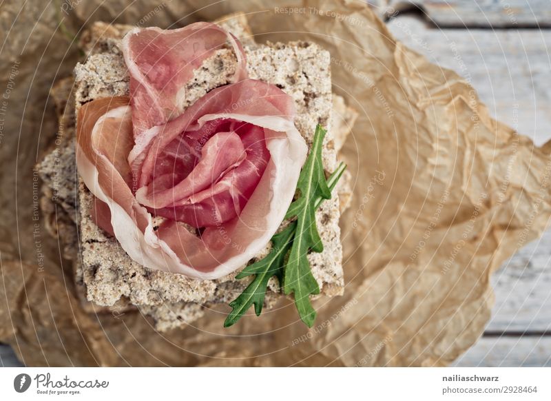 Knäckebrot mit Schinken Lebensmittel Fleisch Teigwaren Backwaren Brot Schinkenscheibe Schinkenstreifen Rohschinken Klnäckerbrot Rucola Ernährung Bioprodukte