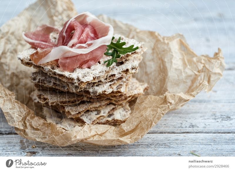 Knäckebrot mit Schinken hardbread Hüttenkäse Käse Frischkäse Brot braun weiß frisch Fleisch gammon getrocknet roh Blitzlichtaufnahme Studioaufnahme rustikal