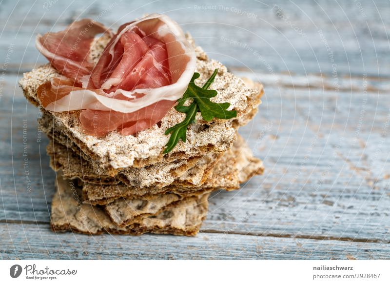 Knäckebrot mit Schinken Lebensmittel Fleisch Teigwaren Backwaren Brot Schinkenscheibe Schinkenstreifen Rohschinken Knäckerbrot Rucola Ernährung Bioprodukte