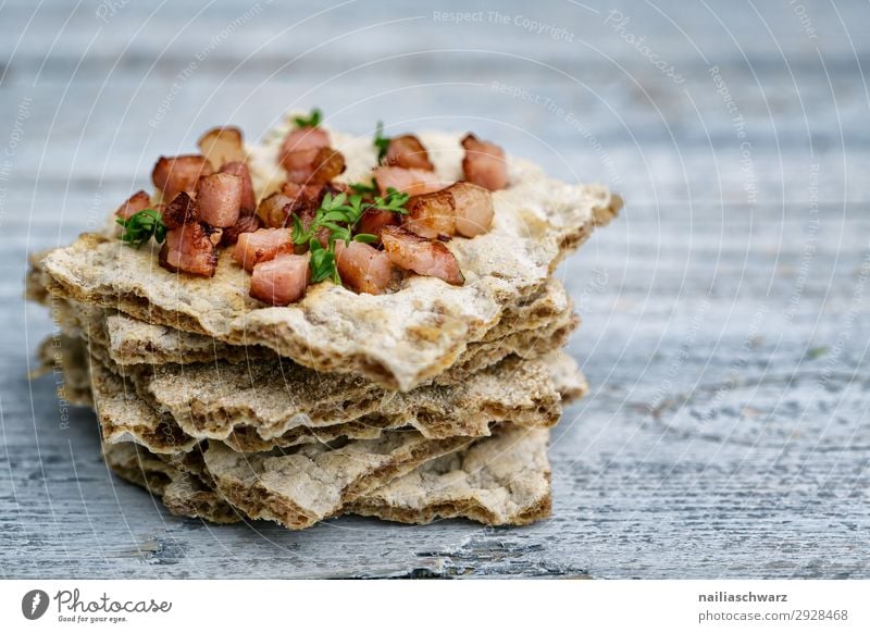 Knäckebrot mit Speck Lebensmittel Getreide Teigwaren Backwaren Brot Kräuter & Gewürze Speckwürfel Ernährung Frühstück Mittagessen Lifestyle Gesunde Ernährung