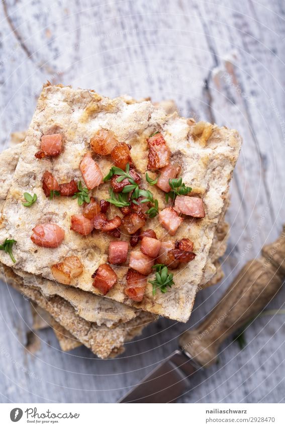 Knäckebrot mit Speck Lebensmittel Teigwaren Backwaren Brot Kräuter & Gewürze Speckwürfel Ernährung Frühstück Bioprodukte Fingerfood Messer Lifestyle