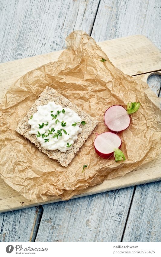 Knäckebrot mit Radieschen und Frischkäse Lebensmittel Gemüse Teigwaren Backwaren Kräuter & Gewürze Kresse Ernährung Bioprodukte Vegetarische Ernährung