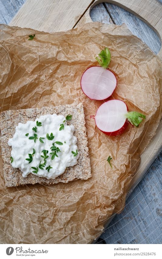 Knäckebrot mit Radieschen Lebensmittel Käse Milcherzeugnisse Gemüse Teigwaren Backwaren Frischkäse Ernährung Bioprodukte Vegetarische Ernährung Schneidebrett