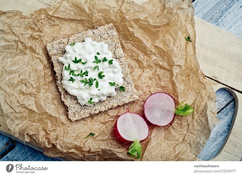 Knäckebrot mit Radieschen Lebensmittel Käse Milcherzeugnisse Gemüse Kresse Quark Ernährung Frühstück Picknick Bioprodukte Vegetarische Ernährung Diät Backpapier