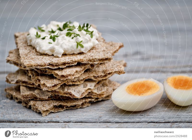 Knäckebrot mit Frischkäse und Perlhuhneier Lebensmittel Käse Milcherzeugnisse Teigwaren Backwaren Brot Kräuter & Gewürze Ei Ernährung Bioprodukte