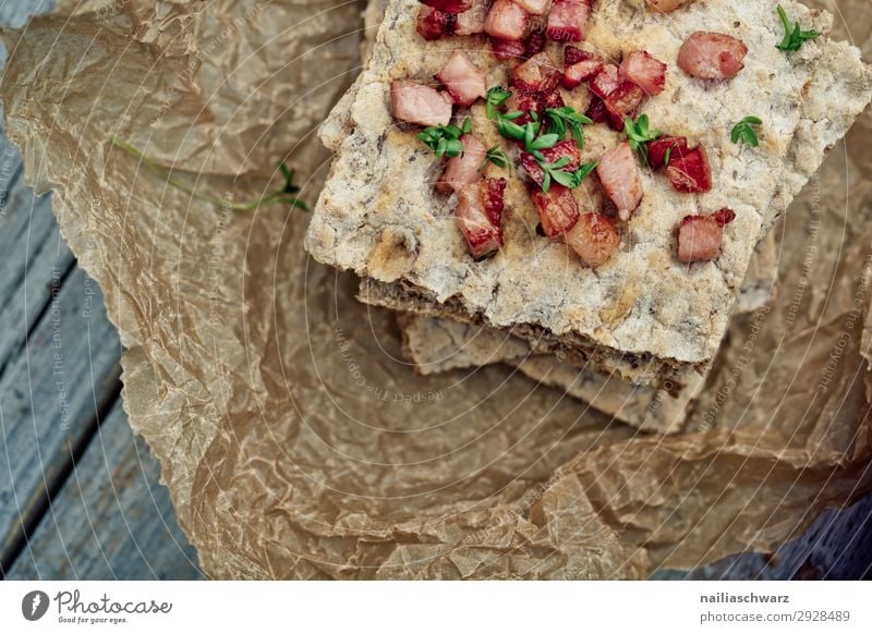 Knäckebrot mit Speck Lebensmittel Teigwaren Backwaren Ernährung Bioprodukte Gesundheit Gesundheitswesen Backpapier Holz Duft lecker braun genießen Stichwörter