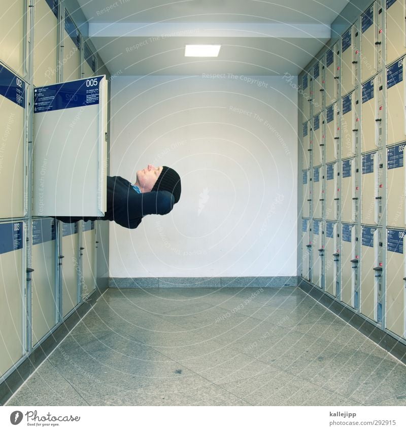 fachexperte Mensch maskulin Mann Erwachsene Kopf 1 30-45 Jahre schlafen Bahnhof Schließfach stecken warten Schrank eng Pause Klappe Innenarchitektur Farbfoto