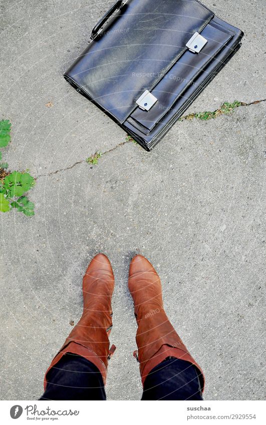 arbeitstag Bildung lernen Arbeit & Erwerbstätigkeit Beruf Büroarbeit Karriere Erfolg Arbeitslosigkeit feminin Frau Erwachsene Beine Fuß 1 Mensch Tasche Stiefel