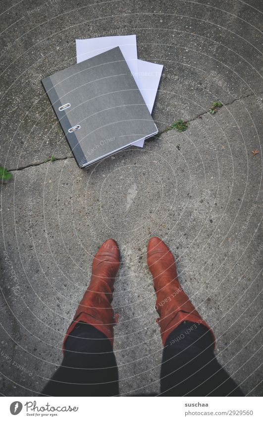 arbeitstag (2) Beine Frau stehen Stiefel weiblich Aktenordner Arbeit & Erwerbstätigkeit Streetwork Symbole & Metaphern Gleichstellung Emanzipation Beruf