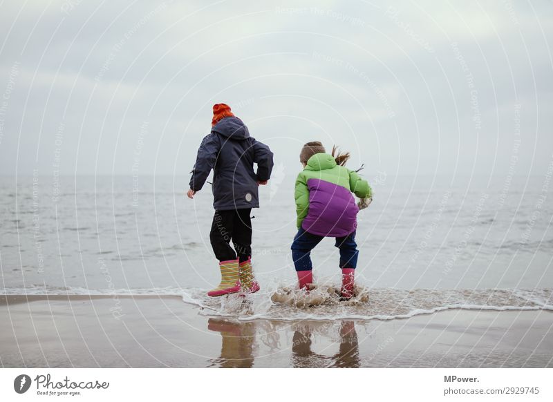 wasserflöhe Mensch Kind Mädchen 2 8-13 Jahre Kindheit Natur springen Kindererziehung Meer Spielen Gummistiefel Ostsee schlechtes Wetter Strand toben entdecken