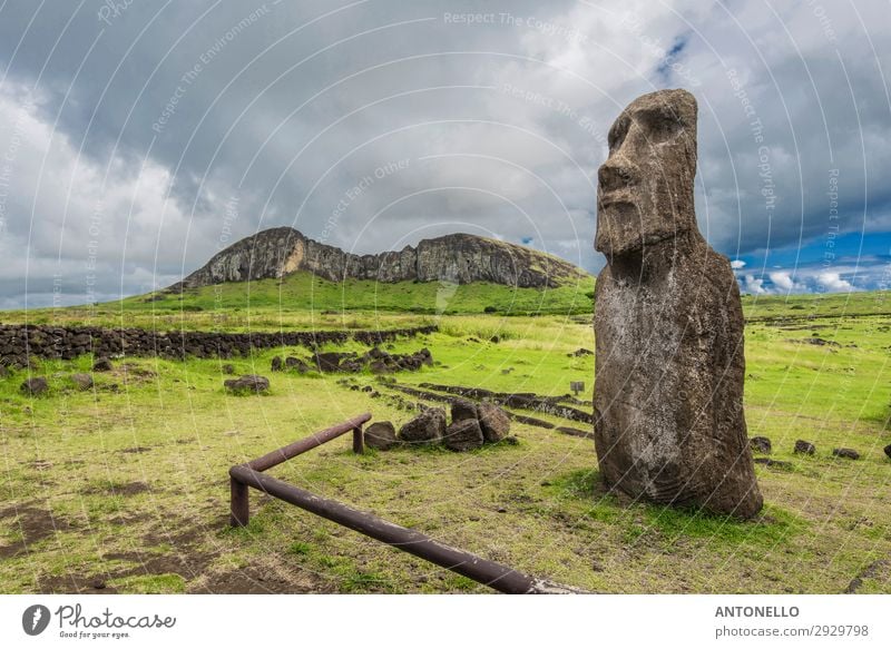 Der Vulkan Rano Raraku, Steinbruch der Moais von der Osterinsel. Kunst Kunstwerk Skulptur Kultur Natur Landschaft Wolken Gewitterwolken Sommer Unwetter Park