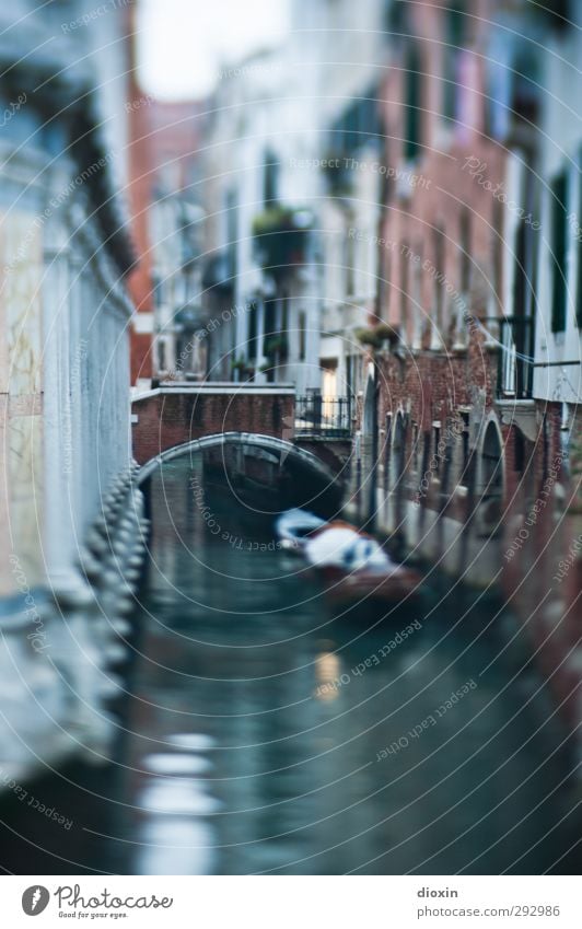 Wassersträßchen Ferien & Urlaub & Reisen Tourismus Sightseeing Städtereise Venedig Italien Stadt Hafenstadt Stadtzentrum Altstadt Menschenleer Haus Brücke Mauer