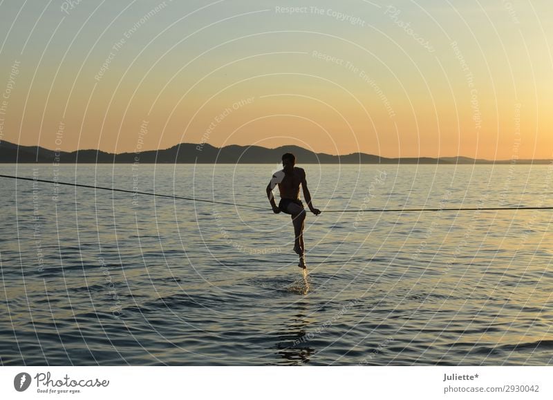 Slackline Stil Freizeit & Hobby Ferien & Urlaub & Reisen Tourismus Abenteuer Freiheit Sommerurlaub Nachtleben maskulin 1 Mensch Wasser Himmel Wolkenloser Himmel