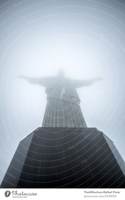 Christ the Redeemer Stadt blau grau schwarz silber weiß Christentum Jesus Christus Statue Rio de Janeiro Sockel Stein warten Wahrzeichen Brasilien Farbfoto