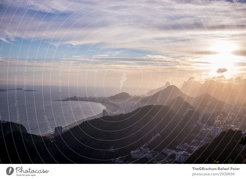 Rio Sunset Umwelt Natur Landschaft blau gelb gold schwarz weiß Hügel Rio de Janeiro Strand Ipanema Haus Hochhaus Meer Brasilien Gegenlicht Wolken