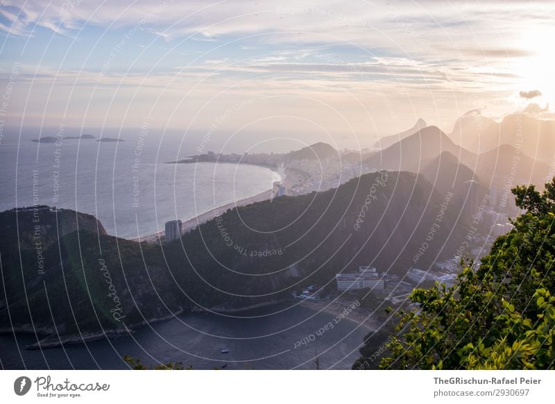 Copacabanna Stadt grau violett schwarz weiß Rio de Janeiro Hügel Strand Meer Brasilien Haus Hochhaus Gegenlicht Schatten Licht Natur Farbfoto Außenaufnahme