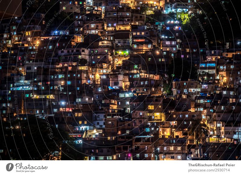 Favela Stadt mehrfarbig gelb gold Brasilien favelas Rio de Janeiro Licht Nacht Haus dunkel Armut Farbfoto