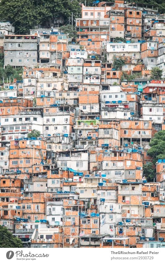 Favela Stadt blau braun grün orange schwarz weiß Haus favela Township Backstein Armut Angst Leben Tod Krieg Rauschmittel eng Farbfoto Außenaufnahme Menschenleer