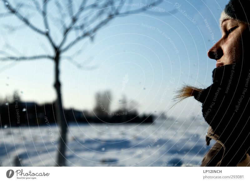 eINES. Ferien & Urlaub & Reisen Ausflug Winter Winterurlaub Mensch feminin Junge Frau Jugendliche Erwachsene Haut Kopf Haare & Frisuren Gesicht 1 18-30 Jahre