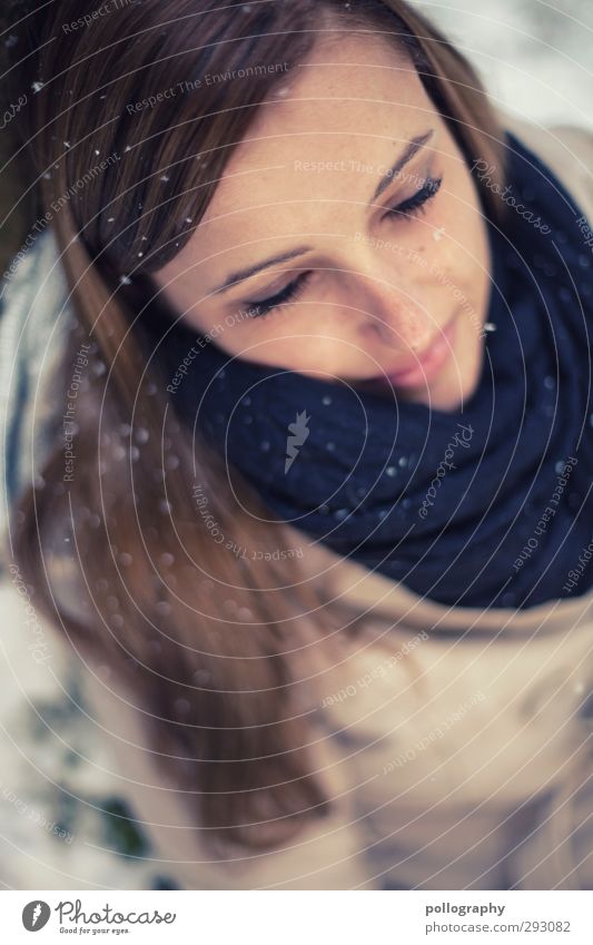 winerdream Mensch feminin Junge Frau Jugendliche Erwachsene Leben 1 18-30 Jahre Winter Baum Jacke Schal Haare & Frisuren brünett Gefühle Stimmung Freude Glück