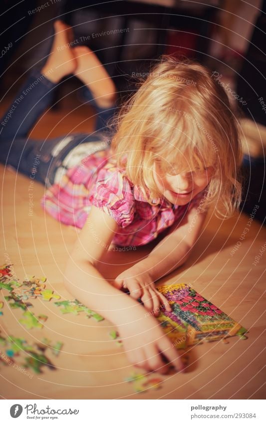 bitte nicht stören Mensch feminin Kleinkind Mädchen Leben 1 Jeanshose Bluse Haare & Frisuren blond anstrengen Spielen Puzzle Suche liegen Konzentration Farbfoto