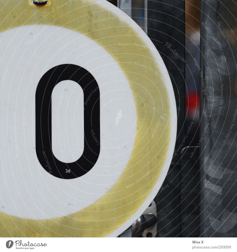 O Zeichen Schriftzeichen Schilder & Markierungen Hinweisschild Warnschild Verkehrszeichen braun grau Farbfoto Außenaufnahme Nahaufnahme Detailaufnahme