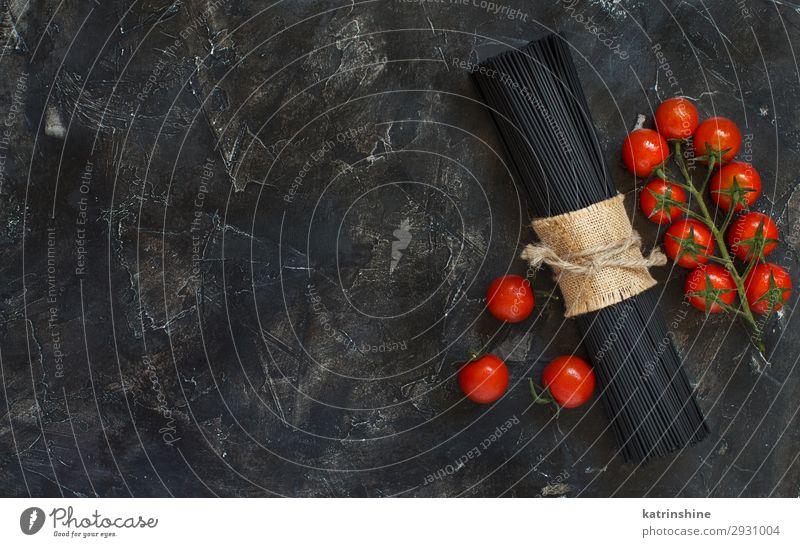 Nudeln mit Tintenfischtinte roh Gemüse modern rot schwarz Tintenfarbstoff Spaghetti Italienisch Spätzle Tomate Kirschtomaten Zutaten trocknen Essen zubereiten