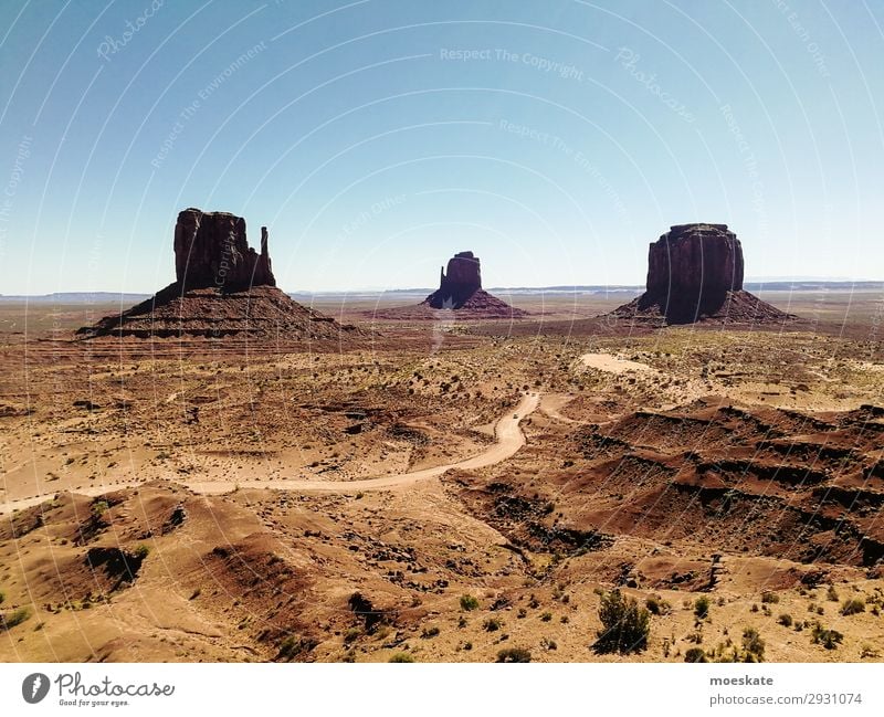 Monument Valley Umwelt Natur Landschaft Urelemente Erde Sand Himmel Wolkenloser Himmel Sommer Schönes Wetter Wärme Dürre Sträucher Felsen Berge u. Gebirge