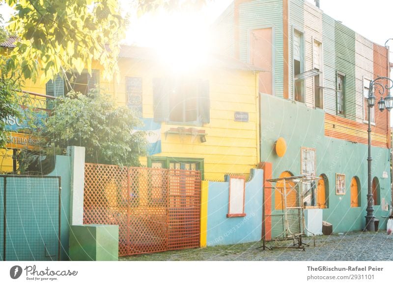 La Boca Stadt blau mehrfarbig gelb grün weiß Haus Gegenlicht Baum Sonnenuntergang Stadtteil Tourismus Argentinien Buenos Aires Farbfoto