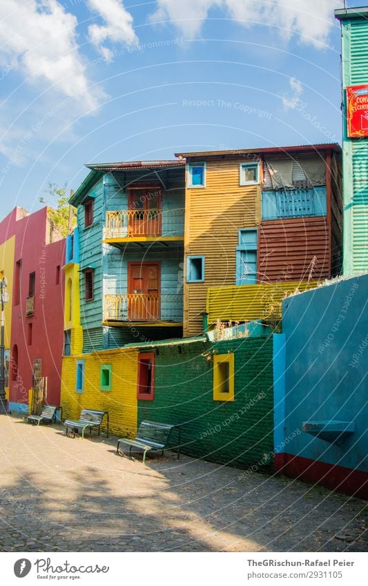 La Boca Stadt Hauptstadt blau mehrfarbig gelb grau grün schwarz weiß Buenos Aires Südamerika Argentinien Haus Fenster Wolken Tourismus Attraktion Farbfoto