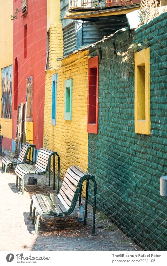 La Boca Kleinstadt blau mehrfarbig gelb grün rot Bank Buenos Aires Argentinien Fenster Häuserzeile Farbfoto Außenaufnahme Menschenleer Tag