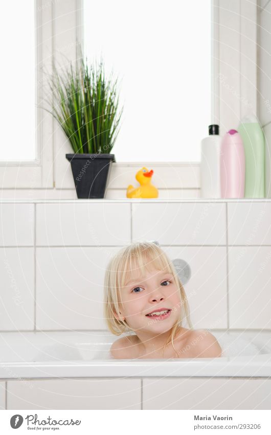 Badetag Körperpflege Wohlgefühl Erholung Schwimmen & Baden Häusliches Leben Wohnung Badewanne feminin Kind Mädchen Kindheit 1 Mensch 3-8 Jahre blond langhaarig