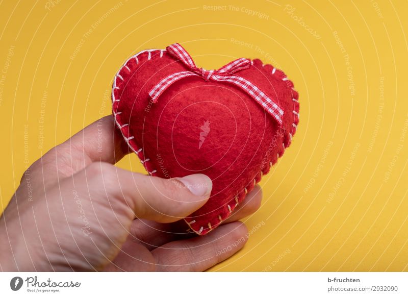 Filzherz Feste & Feiern Valentinstag Geburtstag Hand Finger Zeichen Herz festhalten Liebe gelb rot Romantik Begierde Freundschaft herzförmig Muttertag Farbfoto