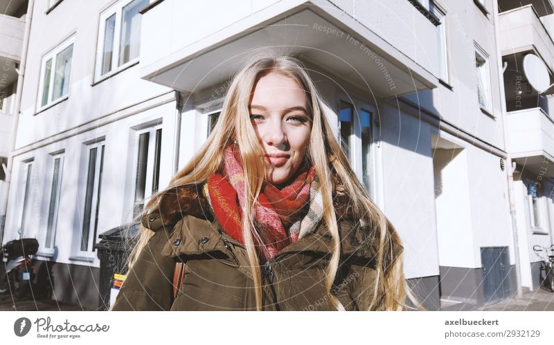 urbanes Portrait einer jungen Frau Lifestyle Winter Mensch feminin Junge Frau Jugendliche Erwachsene 1 13-18 Jahre 18-30 Jahre Stadt Haus Straße Jacke Schal