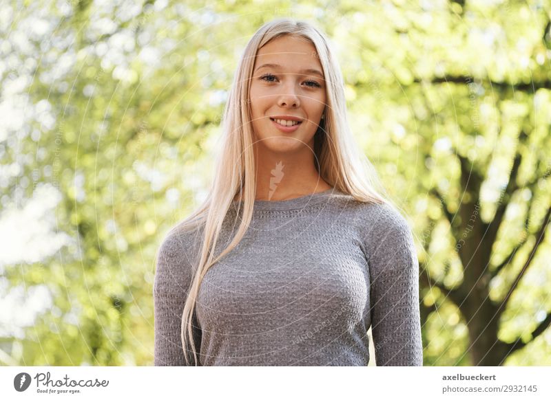 junge blonde Frau im Frühling Lifestyle Freizeit & Hobby Mensch feminin Junge Frau Jugendliche Erwachsene 1 13-18 Jahre 18-30 Jahre Natur Sonnenlicht