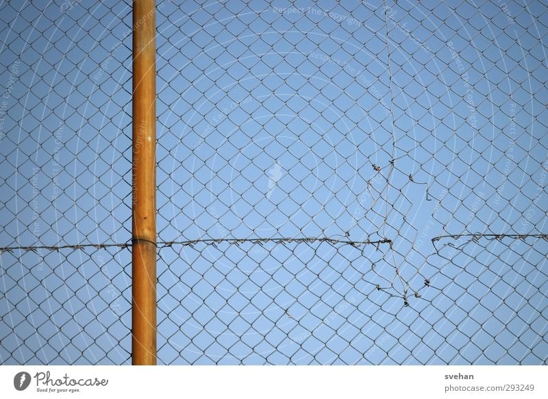 Maschendraht Metall Netz Netzwerk einfach kaputt blau orange Sicherheit Schutz Zerstörung Zaun Maschendrahtzaun Vernetzung sportplatz graphisch bolzplatz