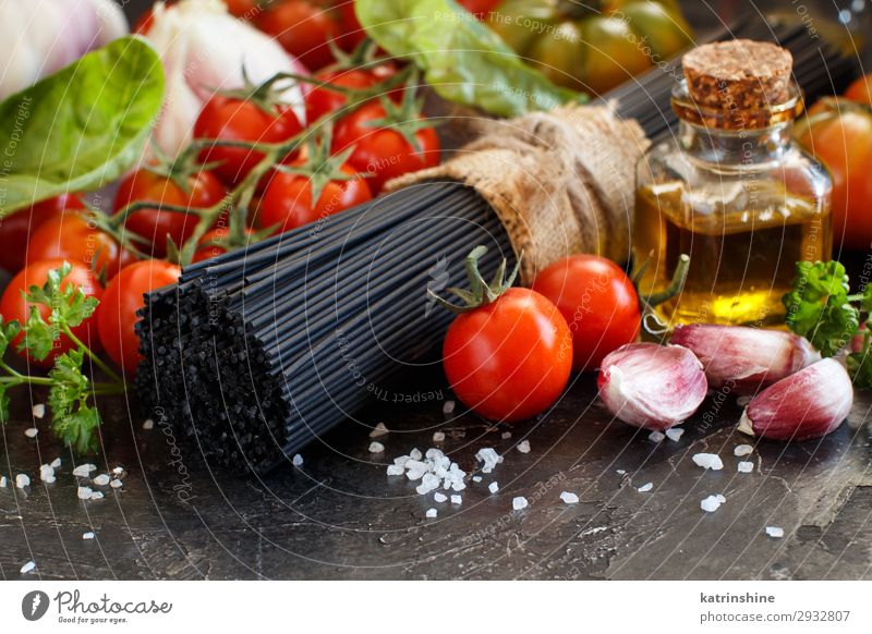 Nudeln mit Tintenfischtinte und Gemüse modern grün rot schwarz weiß Tintenfarbstoff Spaghetti Italienisch Spätzle Tomate Kirschtomaten Zutaten Basilikum