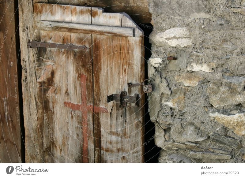 Alte Holztür Riegel Steinmauer Scharnier Vorhängeschloss historisch Tür Burg oder Schloss Holzbrett verfallen Kette