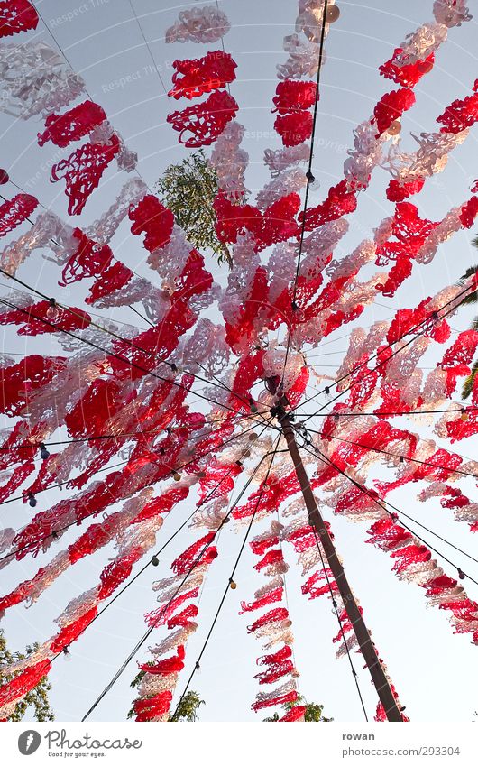 Party! Freiheit Sommer Feste & Feiern Spielen Glück lustig rot weiß Dekoration & Verzierung Fahne Netz Himmel Decke Papier Lichterkette Sommerfest Farbfoto