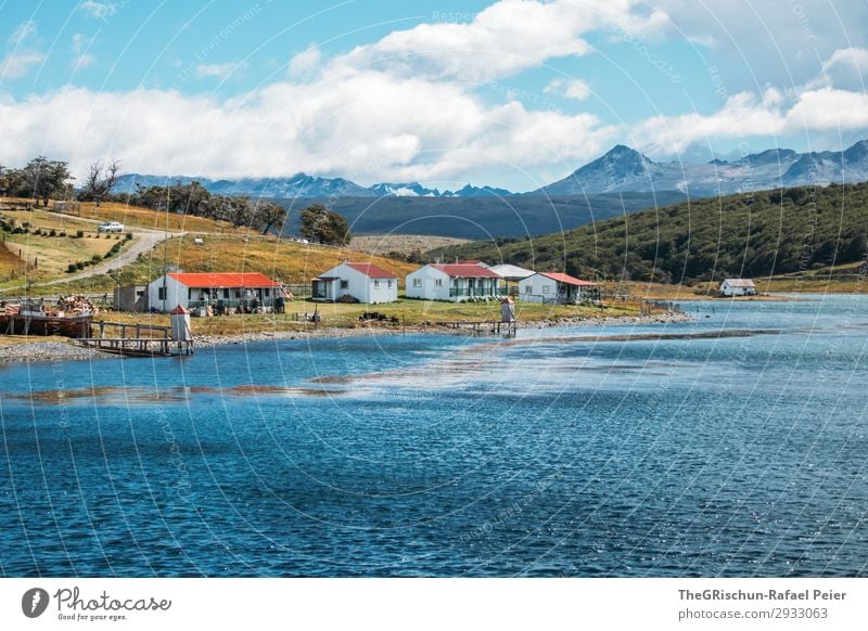 ushuaia Natur Landschaft blau orange rot weiß Harberton Südamerika Argentinien Haus Bucht Meer Reisefotografie rau Wind kalt Farbfoto Außenaufnahme Menschenleer