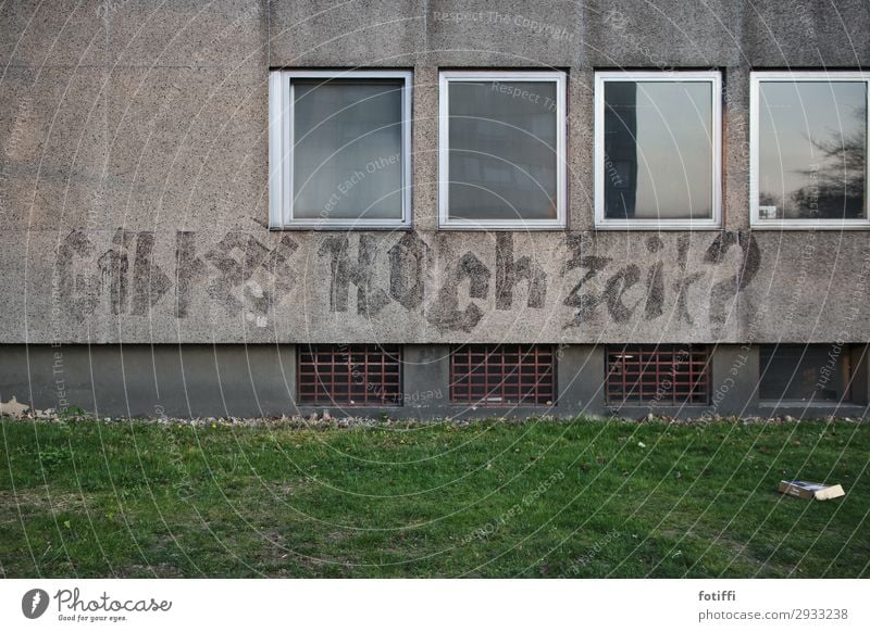 Ja? Stadtrand Bauwerk Gebäude Mauer Wand Fassade Fenster hässlich Glück Hoffnung Leben Liebe Wege & Pfade Graffiti Reflexion & Spiegelung Rasen Müll Studium